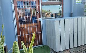 At Lilac Cottage, Jeffreys Bay Cozy Stay For 2 & Business Traveling